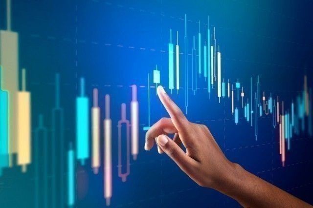Gráfico do mercado de ações em tela virtual. Foto: rawpixel.com/freepik.