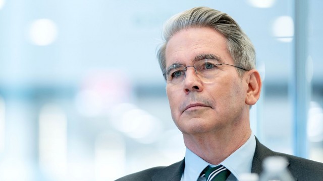 Bessent critica erros do Fed e apoia demissão de Lisa Cook
