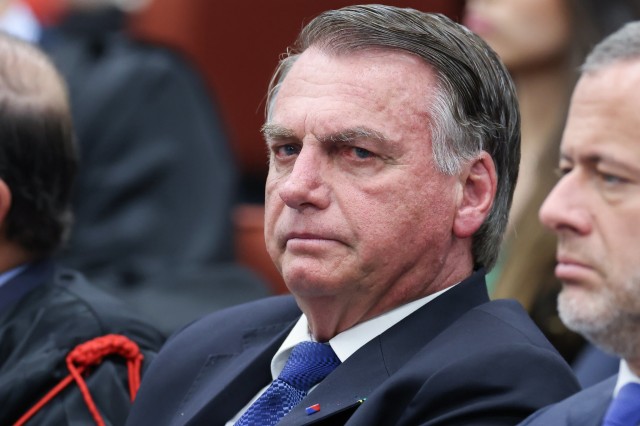 Dólar oscila com condenação de Bolsonaro e dados econômicos nos EUA