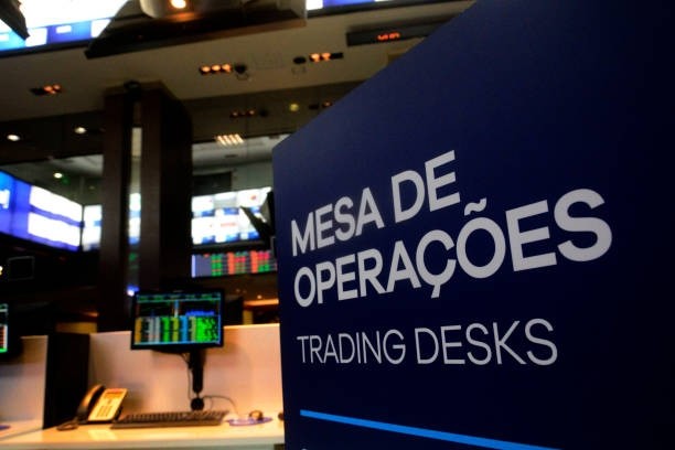 Ibovespa sobe e dólar recua com dados de emprego no Brasil