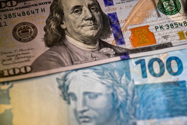Dólar inicia semana em leve alta com foco em dados do Brasil e impasse fiscal nos EUA