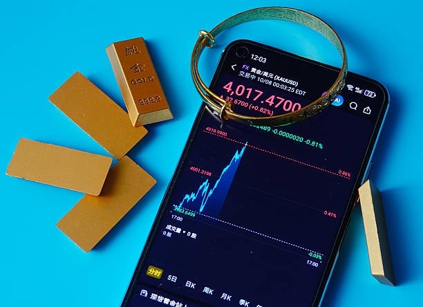 Ouro rompe a barreira dos US$ 4 mil e atinge recorde histórico com alta busca por segurança