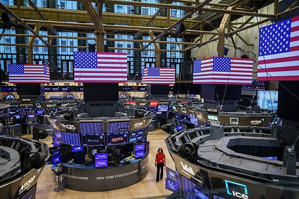 Wall Street aponta para abertura positiva com foco em dados de confiança e alívio geopolítico