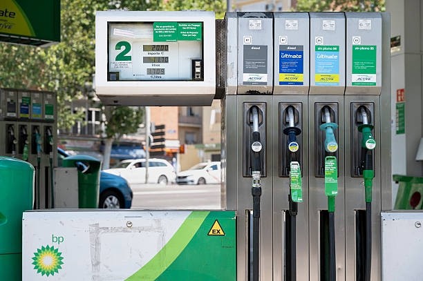 Petróleo avança 5% após sanções dos EUA a Rosneft e Lukoil