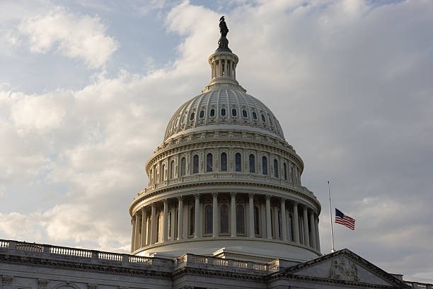 Senado dos EUA avança em acordo para reabrir governo e reacende otimismo nos mercados