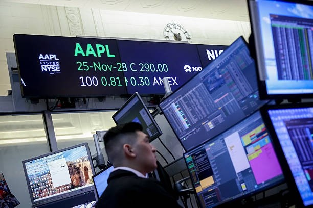 Bolsas globais desabam após Fed esfriar expectativas de corte de juros em dezembro