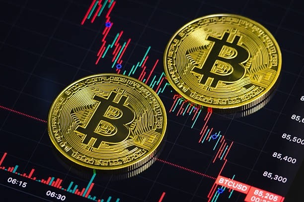 Bitcoin atinge menor nível em 7 meses em meio à forte aversão ao risco nos mercados