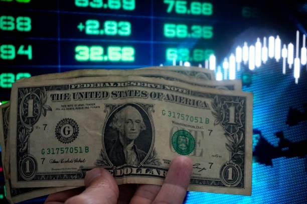 Dólar inicia semana em alta enquanto mercado aguarda falas de Galípolo e Powell