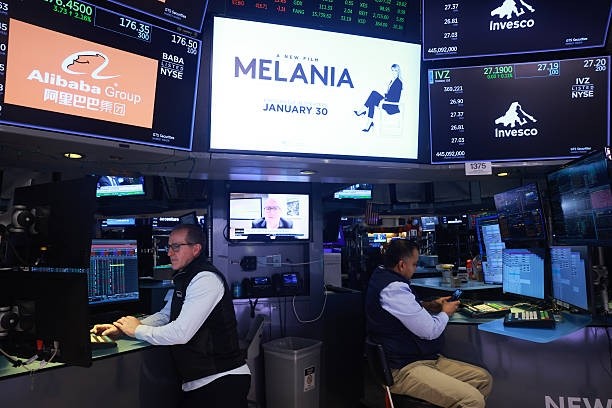 Wall Street sobe com cautela após balanços e decisão do Fed