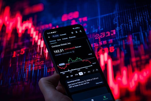 Por que o Bitcoin perdeu metade do seu valor em quatro meses?