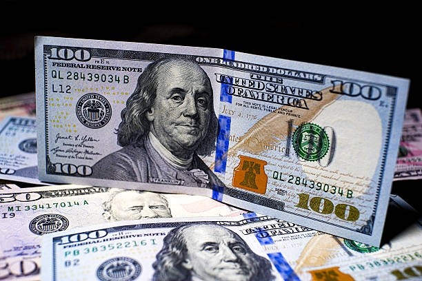 Dólar sobe com inflação dos EUA, tensão política e balanços no radar