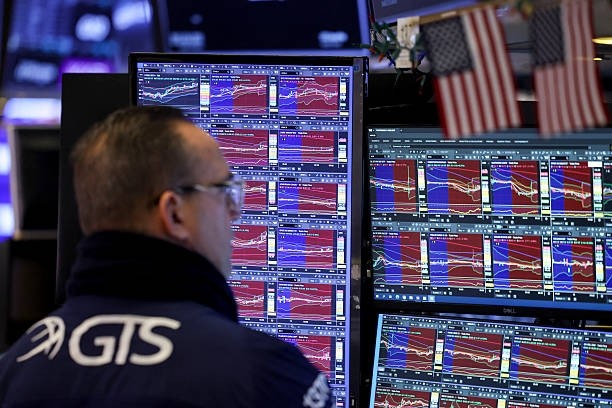 Bolsas globais ficam sem direção diante de temores com IA e tensão EUA-Irã