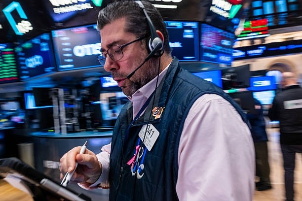 Bolsas globais sobem com alívio após temor com IA e notícia sobre possível saída de Lagarde