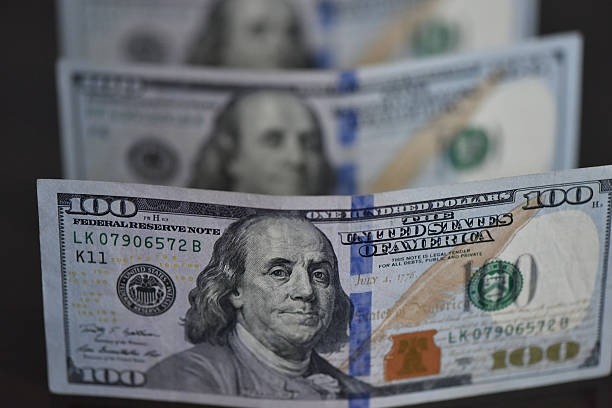 Dólar supera R$ 5,20 com escalada no Oriente Médio; Petrobras dispara mais de 5%