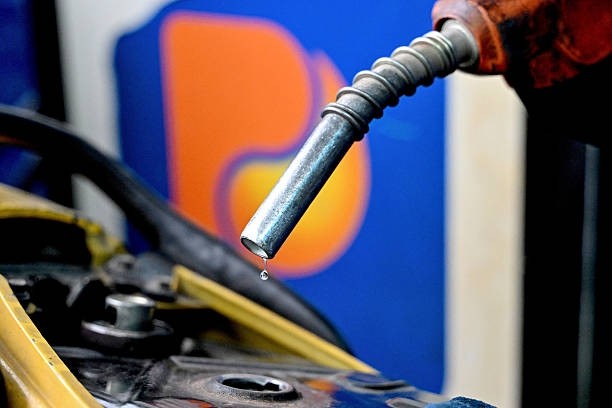 Disparada do petróleo derruba bolsas e amplia temor de choque inflacionário