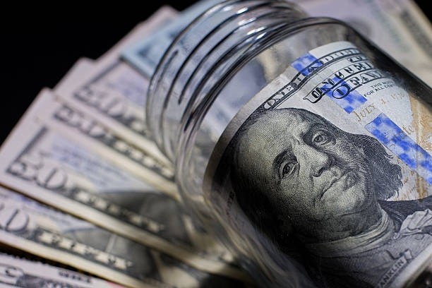 Dólar avança com decisões de juros no radar