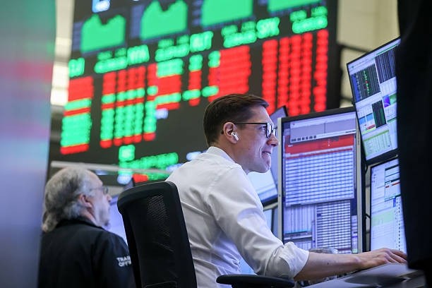 Wall Street recua com cautela renovada sobre guerra no Oriente Médio