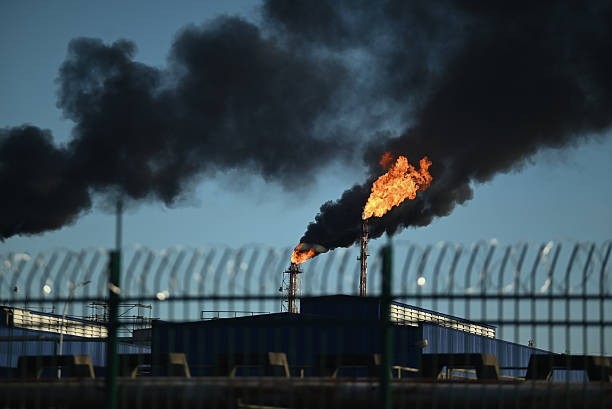 Petróleo dispara com risco de nova escalada no Oriente Médio e tensão na oferta global