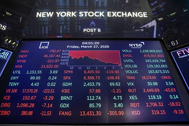 Brent caminha para seu maior salto mensal enquanto bolsas globais operam em compasso de espera