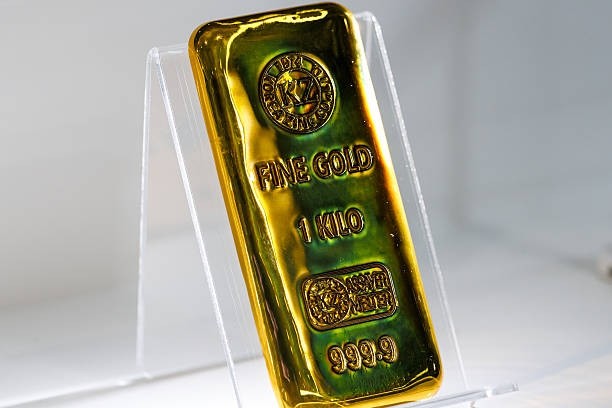 Ouro avança com dólar mais fraco, enquanto cessar-fogo com Irã reduz tensão sobre petróleo