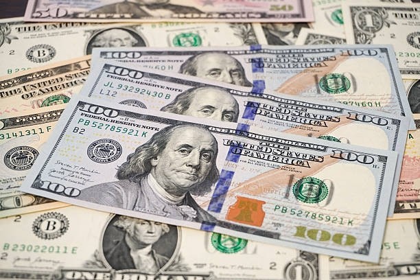 Dólar se mantém nas máximas do ano com ultimato ao Irã e pressão do petróleo