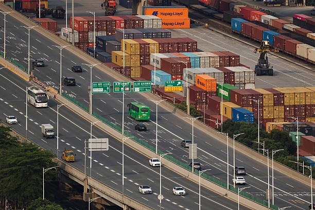 Preços de importação dos EUA sobem 0,8% em março e guerra com Irã mantém pressão no radar