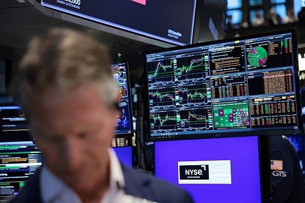 Bolsas avançam apesar das tensões com o Irã, enquanto dólar e petróleo seguem em alta