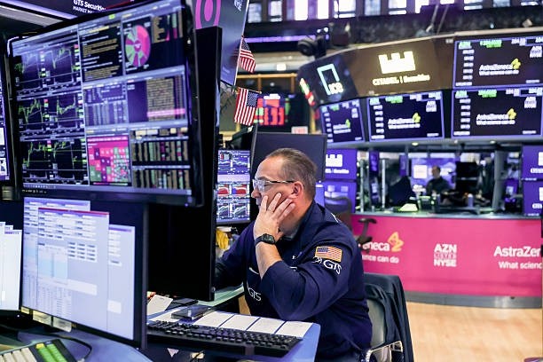 Wall Street avança com recuperação das ações de chips e alívio nas tensões no Oriente Médio