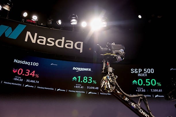 S&P 500 e Nasdaq recuam na abertura com pressão sobre tecnologia e novas tensões no Oriente Médio