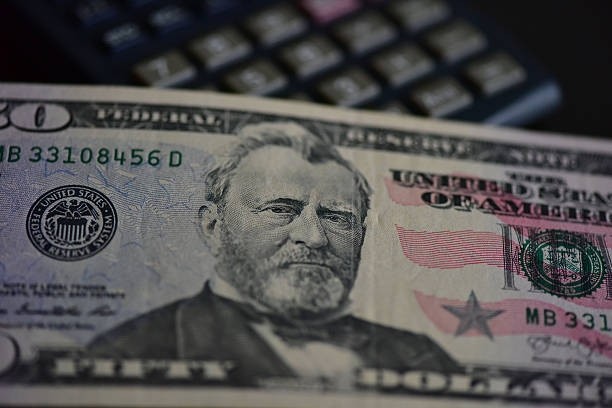 Dólar avança à espera da estreia de Warsh no Fed e mercado monitora próximos passos dos juros