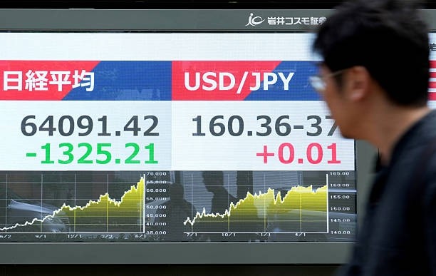 Iene se aproxima de marca histórica e reacende alerta no mercado cambial
