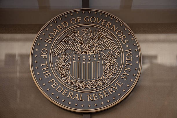 Alta dos juros nos EUA derruba tecnologia e fortalece o dólar nos mercados globais