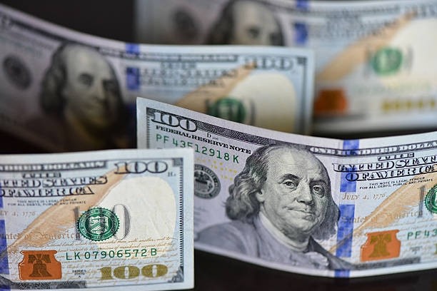 Dólar caminha para o melhor desempenho mensal em quase um ano