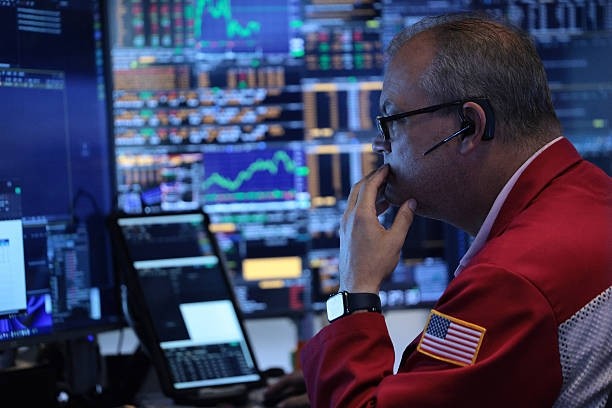 Bolsas globais iniciam o trimestre em leve queda enquanto mercado aguarda discurso de Kevin Warsh