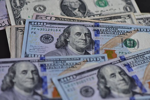 Dólar recua antes do payroll enquanto ações de chips perdem força