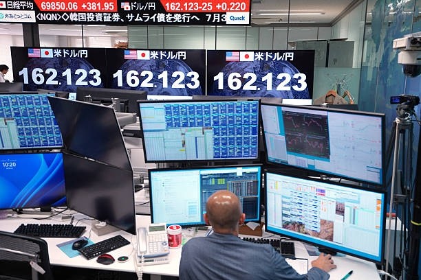 Japão reforça alerta sobre intervenção no iene e mantém contato com os EUA