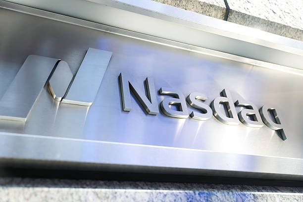 Nasdaq cai mais de 1% com forte queda das ações de semicondutores. Nvidia lidera perdas enquanto mercado reavalia expectativas para o setor de inteligência artificial