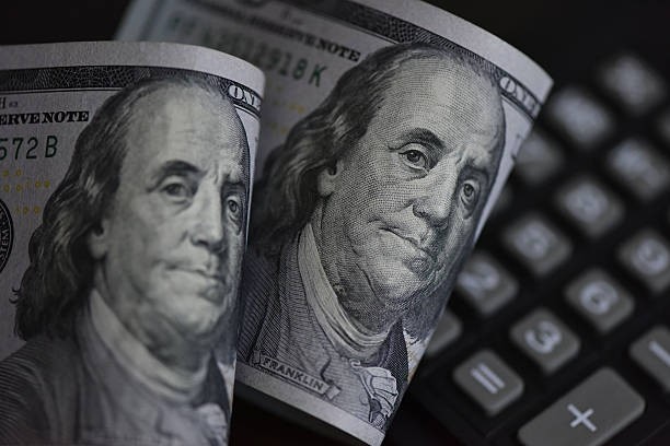 Dólar sobe com investidores atentos a dados do Brasil e dos EUA