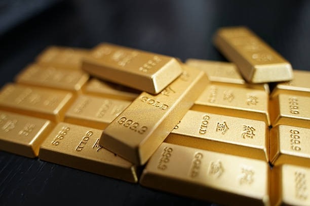 Ouro se mantém firme e reflete tensão entre inflação e política monetária